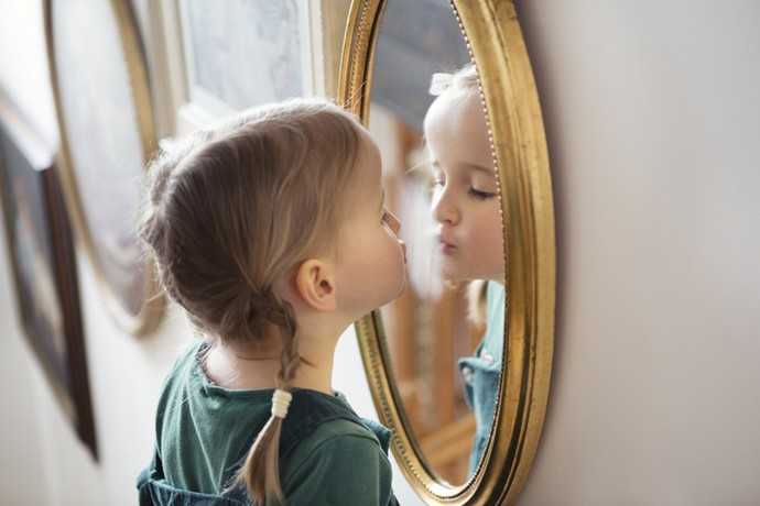 Почему нельзя детей показывать в зеркало до года, мнения психологов и экстрасенсов разделились