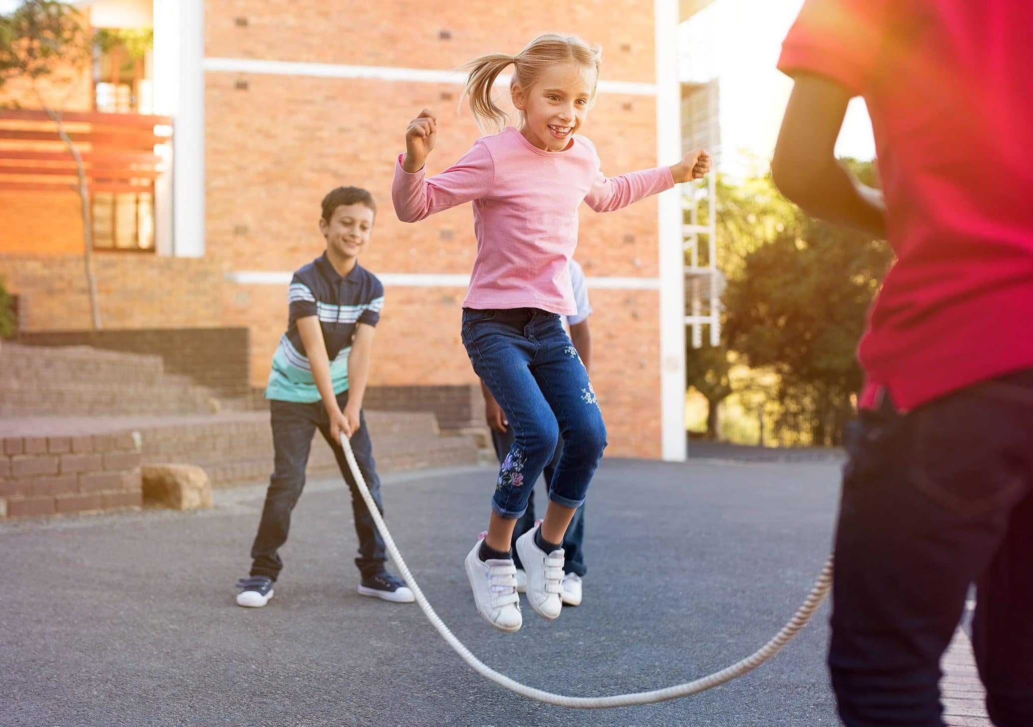 Игры со скакалкой существуют для детей всех возрастов - от малышей до школьников Расскажем, в чем польза таких игр, и приведем несколько примеров, подходящих для дома и улицы