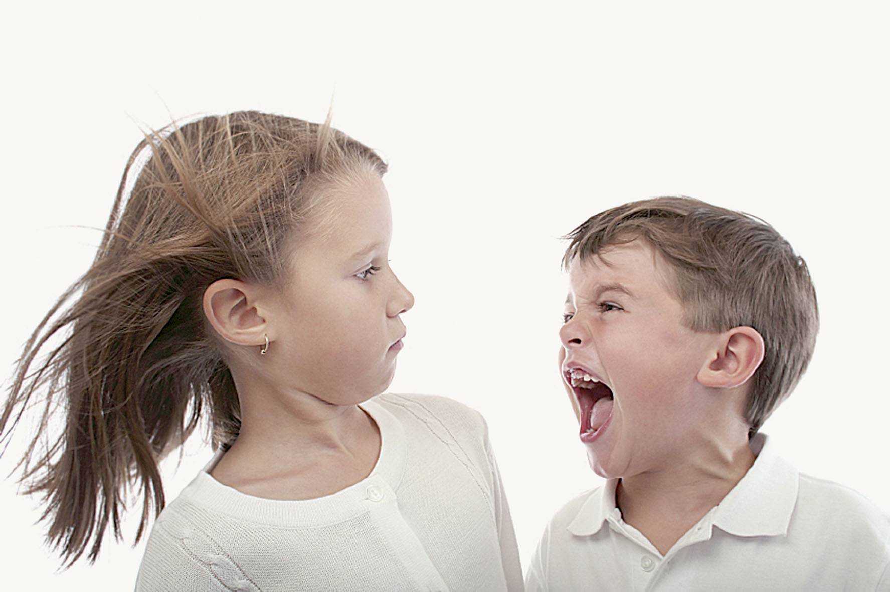 Дети как по другому сказать. Агрессивный ребенок. Злость дети. Ребенок агрессирует. Мальчик и девочка ссорятся.