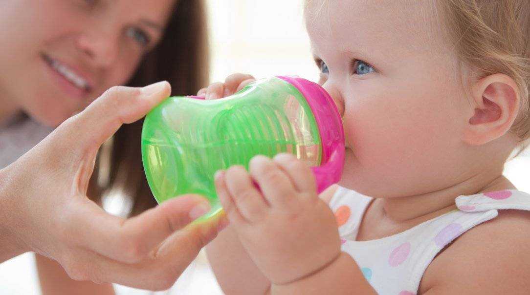 Как научить ребенка пить из кружки или поильника в 4 шага: 5 главных правил от детского психолога