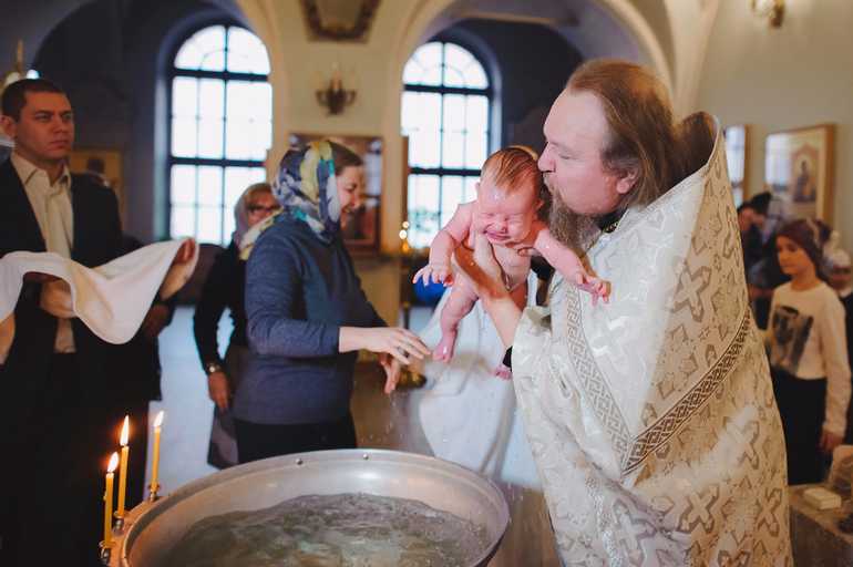 Можно ли женщине во время месячных крестить ребенка?