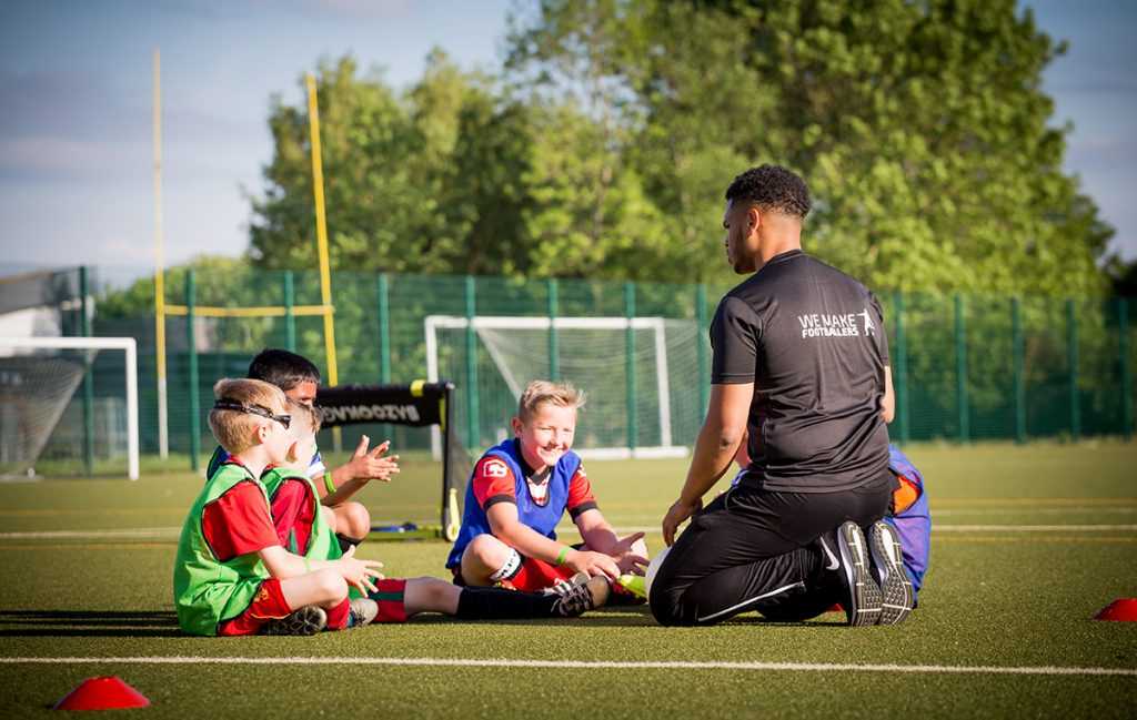 Как научить ребенка играть в футбол и подготовить к спортшколе