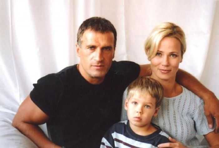 Прошло более десяти лет с тех пор, как в аварии погиб Александр Дедюшко, его вторая жена Светлана и сын Денис