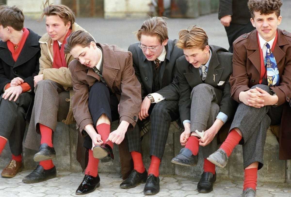 Подростки в носках