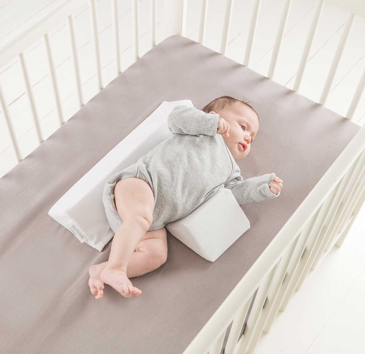 Новорожденному спать на боку или спине. Позы для сна новорожденного. Правильная поза для сна новорожденного. Укладывание малыша в кроватку. Поза младенца во сне.