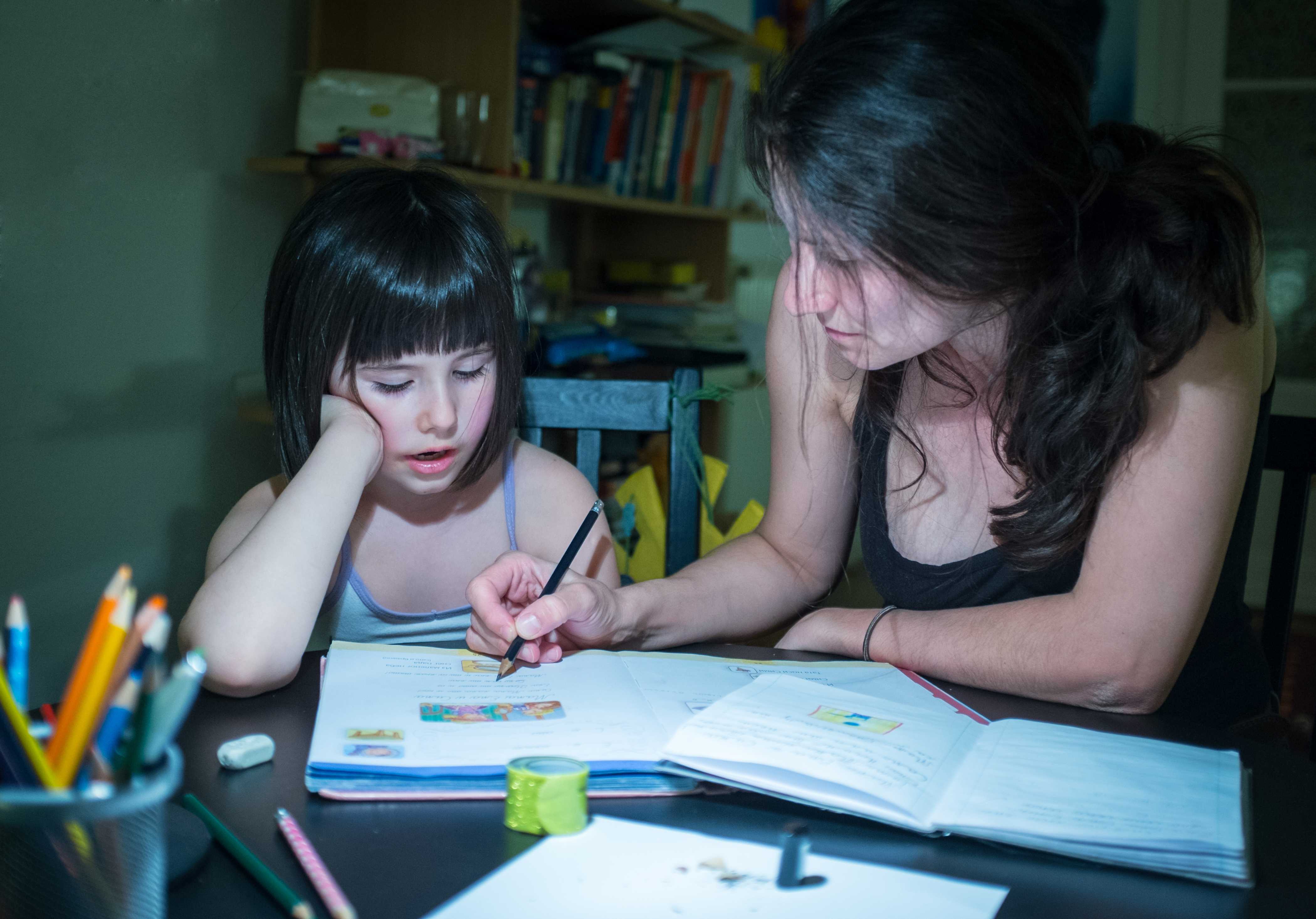 Как заставить ребенка делать уроки без постоянной нервотрепки