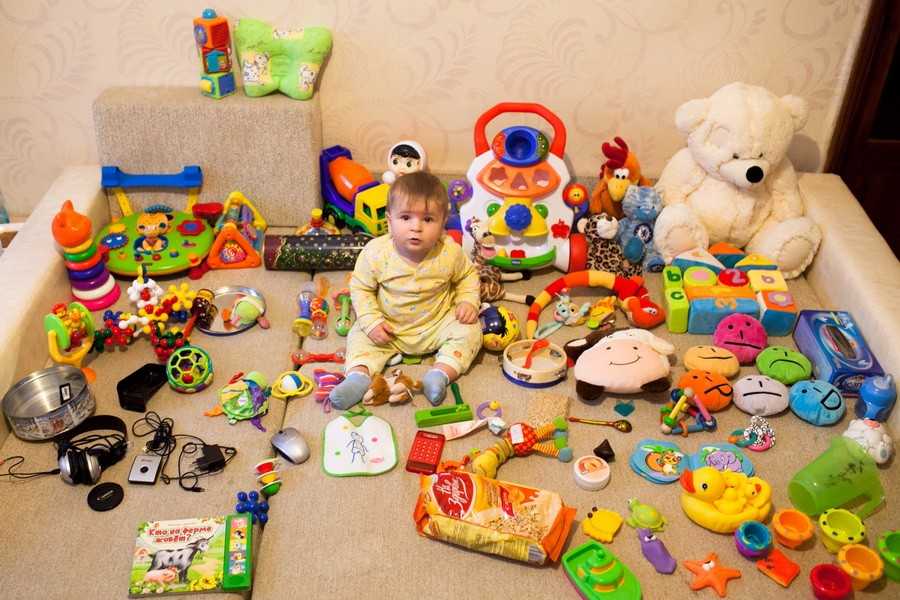 Описание безопасных и полезных игрушек для новорождённых в кроватку; мобили для грудного ребёнка
