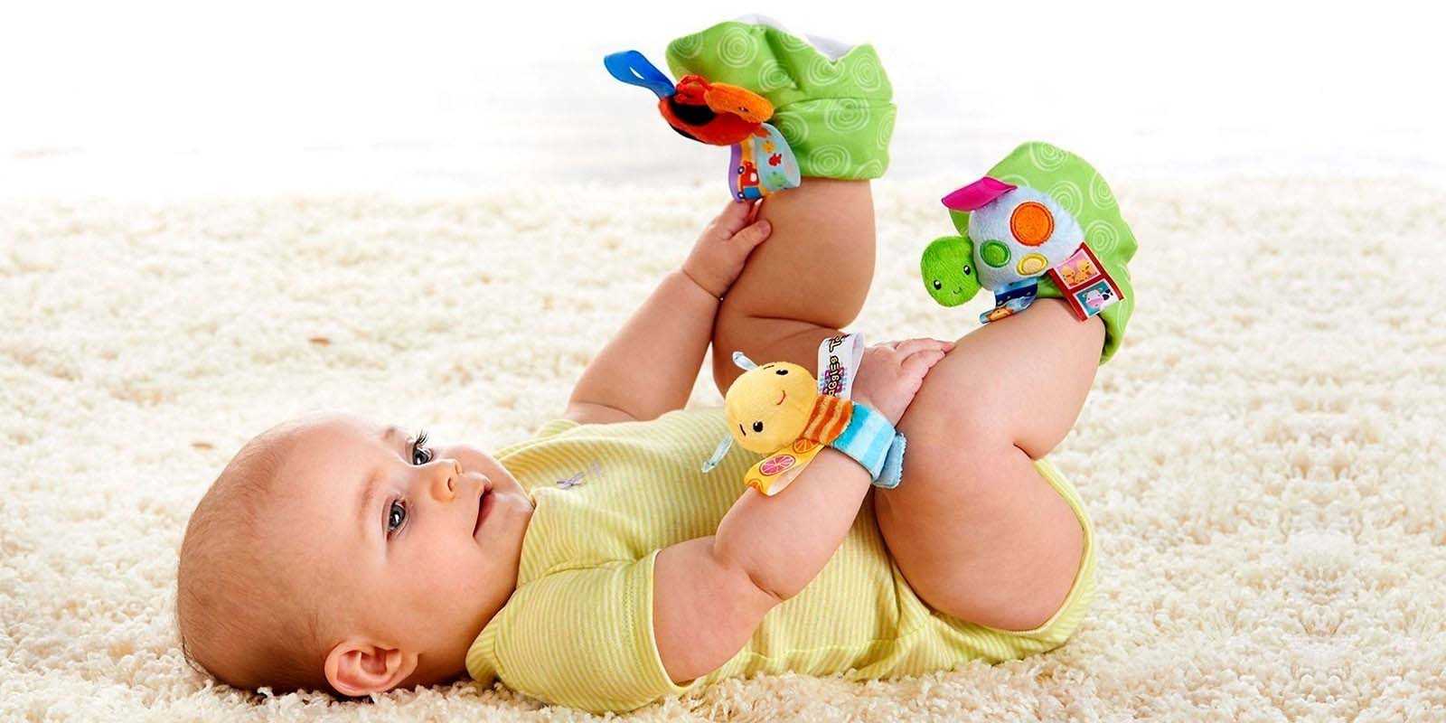 Ребенку 4 месяца сильно. Игрушки для 4 месячного ребенка. Ребенок 3-6 месяцев. Погремушка для детей. Игрушки для детей грудного возраста.
