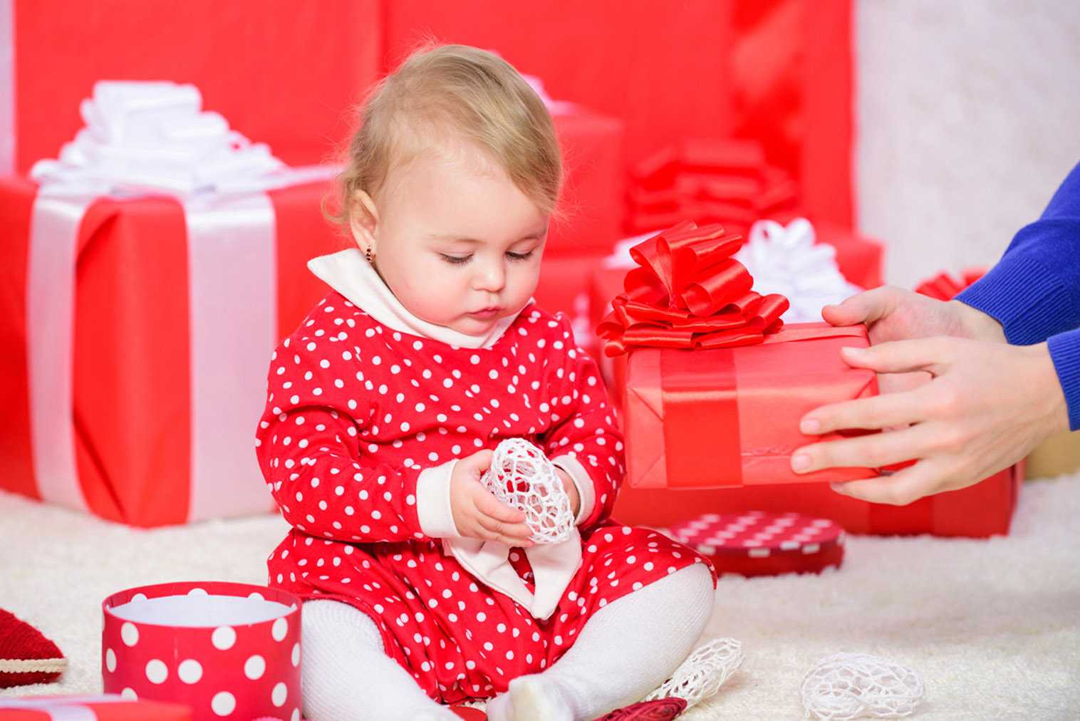 Что подарить ребенку на 1 год: хорошие идеи, оригинальные игрушки, подарки, которые не следует дарить