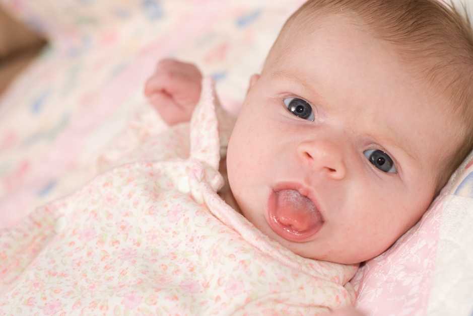 Почему малыш постоянно. Грудной ребёнок высовывает язык. Новорождённые ребёнок высовывает язык. Новорожденный ребенок с высунутым языком.