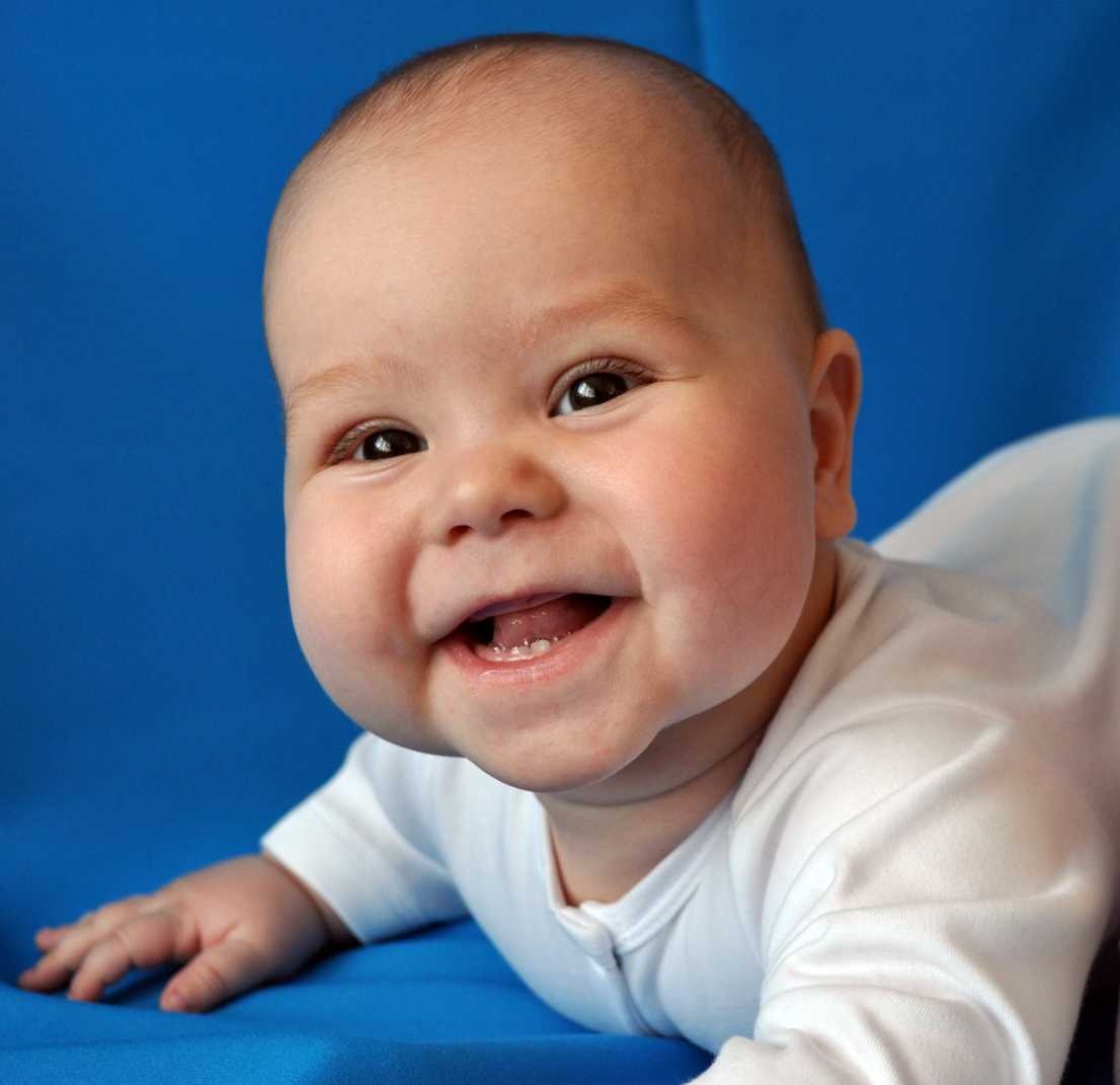 Первая улыбка ребенка. Улыбка малыша. Малыш улыбается. Первая улыбка младенца. Новорожденный малыш улыбается.