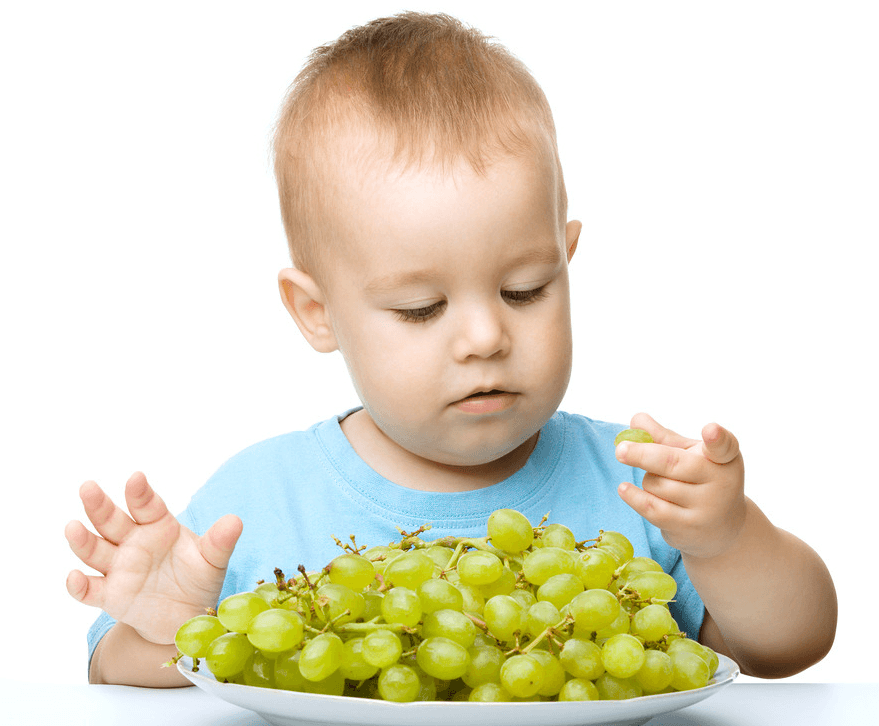 Колики ребенок не ест. Виноград для детей. Человек ест виноград. Кушать виноград. Дети кушают виноград.