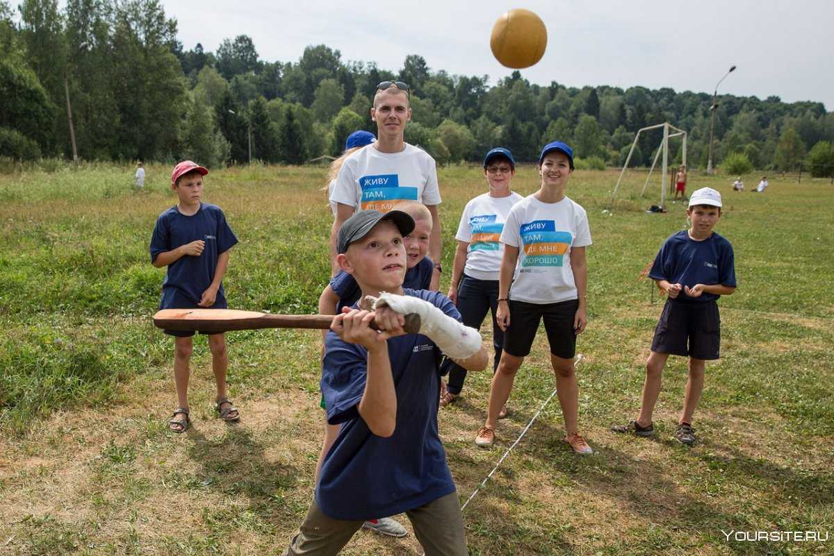 Картинки дети играют в лапту