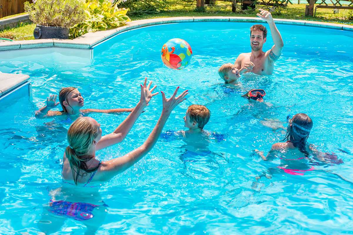 Занятия плаванием очень полезны для детского организма Преодолеть страх и научиться держаться на воде помогают подвижные игры в бассейне