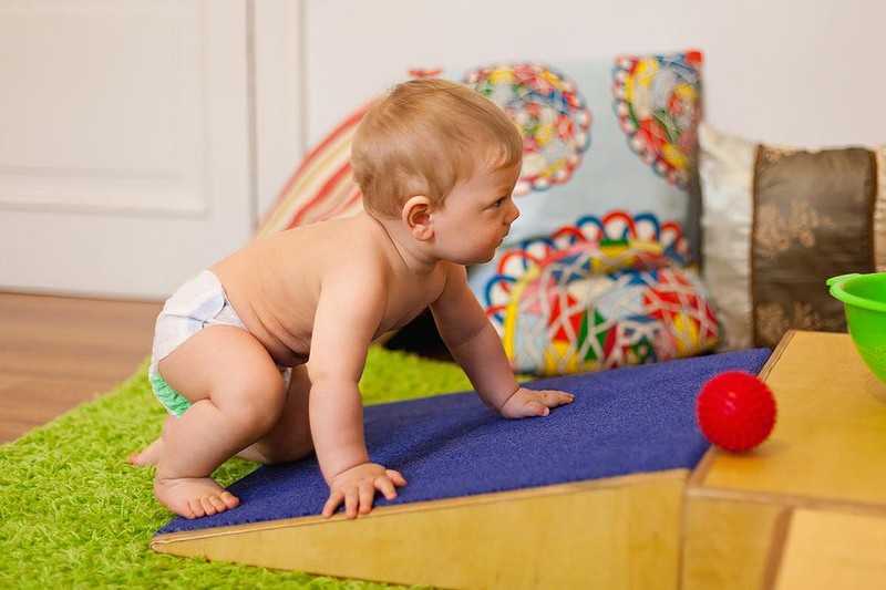 Как научить ребенка ползать: упражнения и правильная стимуляции в 5 месяцев, с чего начать