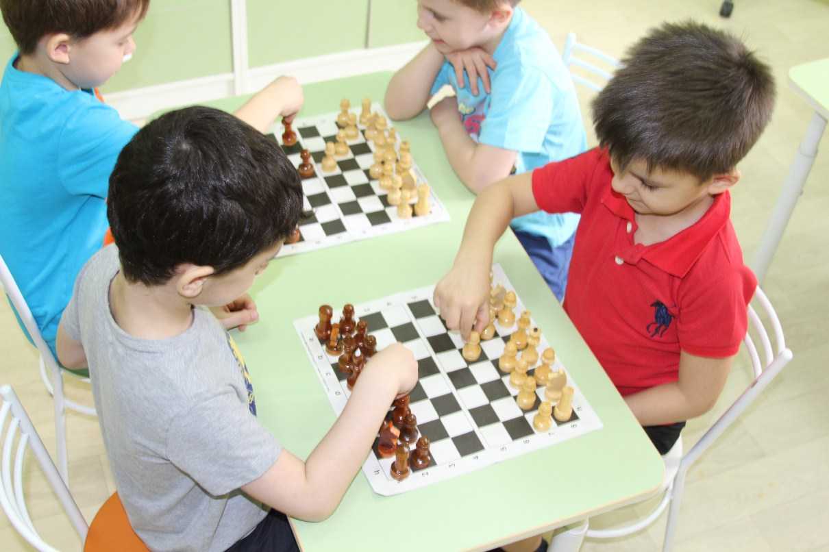 Игра в шахматы с друзьями. Аскар Сайлауович шахматы. Шахматы для детей. Шахматы в саду. Шахматы занятия для детей.