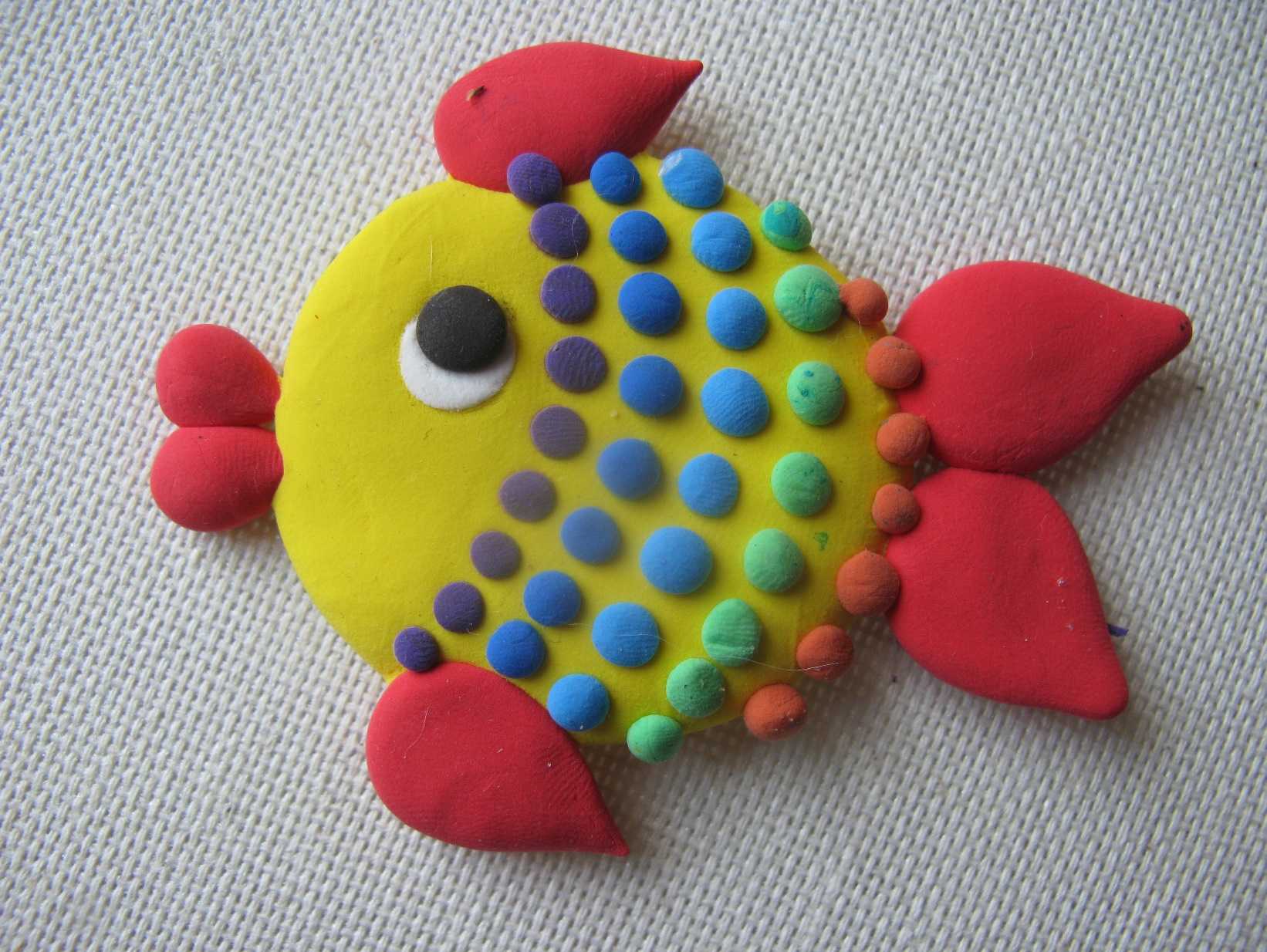 Рыба для ребенка 2. Поделки из пластилина для детей. Лепка рыбка. Лепка из пластилина для детей. Поделка рыбка.