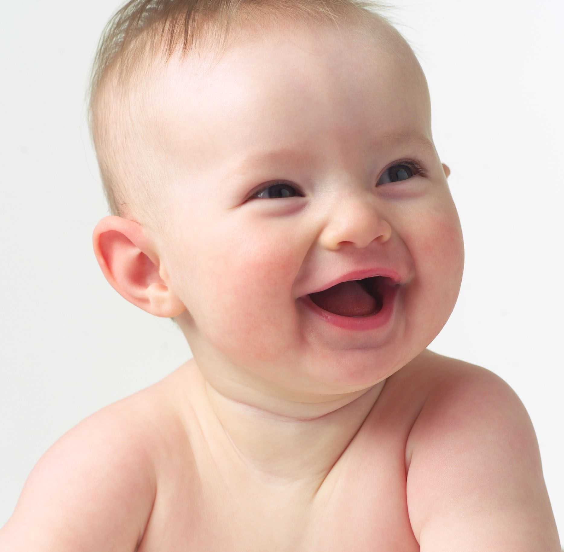 Когда грудной ребенок начинает улыбаться осознанно
