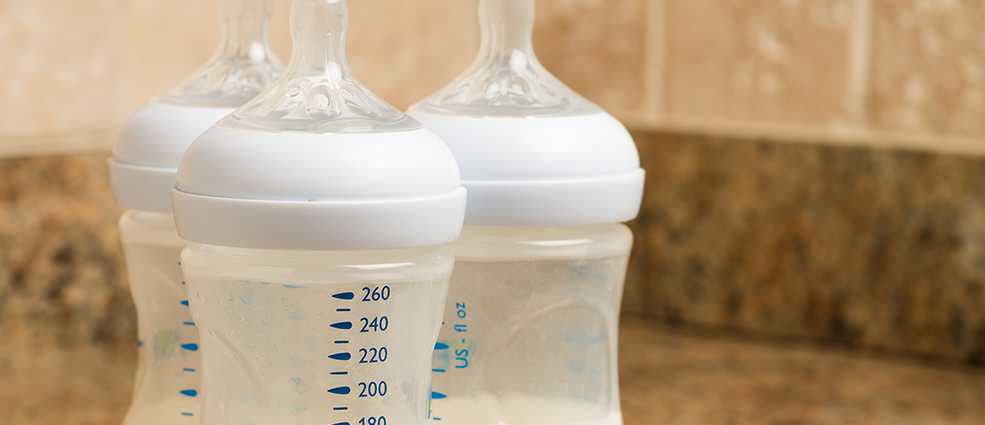 Сколько хранится грудное молоко в холодильнике и при комнатной температуре после сцеживания - срок годности, как разогреть замороженное молоко