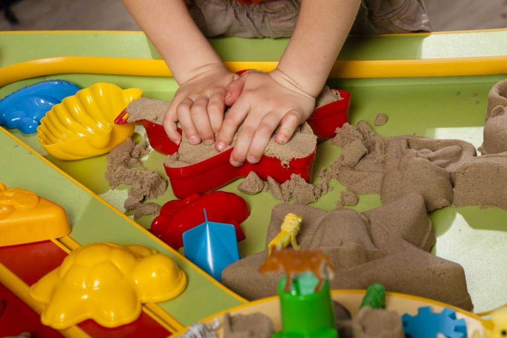 Игры с песком в детском саду: кинетическим, обычным