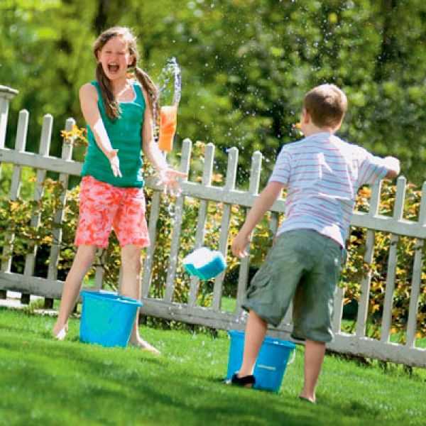 Какие игры можно поиграть на улице вдвоем. Развлечения для детей на даче. Летние развлечения. Развлечение для детей на улице летом. Летние игры для детей на свежем воздухе.