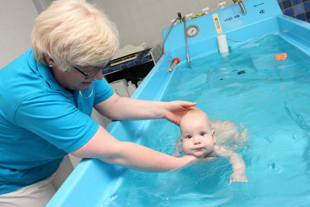 До какого возраста родителям можно купаться вместе с детьми