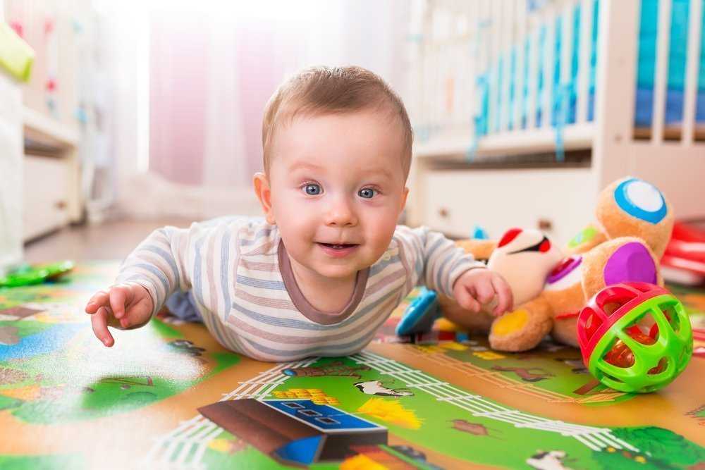 Как нужно развивать ребенка в возрасте 8 месяцев Что он уже умеет, чем интересуется Какие игрушки малышу можно предложить, в какие игры с ним играть