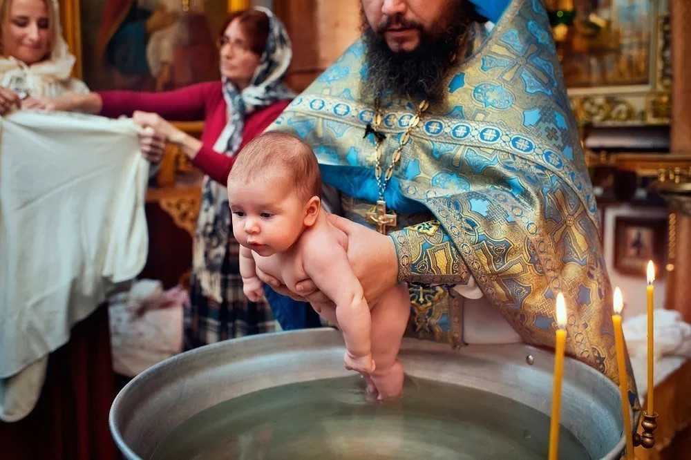 После крещения младенца. Крещение в церкви. Крещение ребенка. Младенец в храме. Крещение детей в церкви.