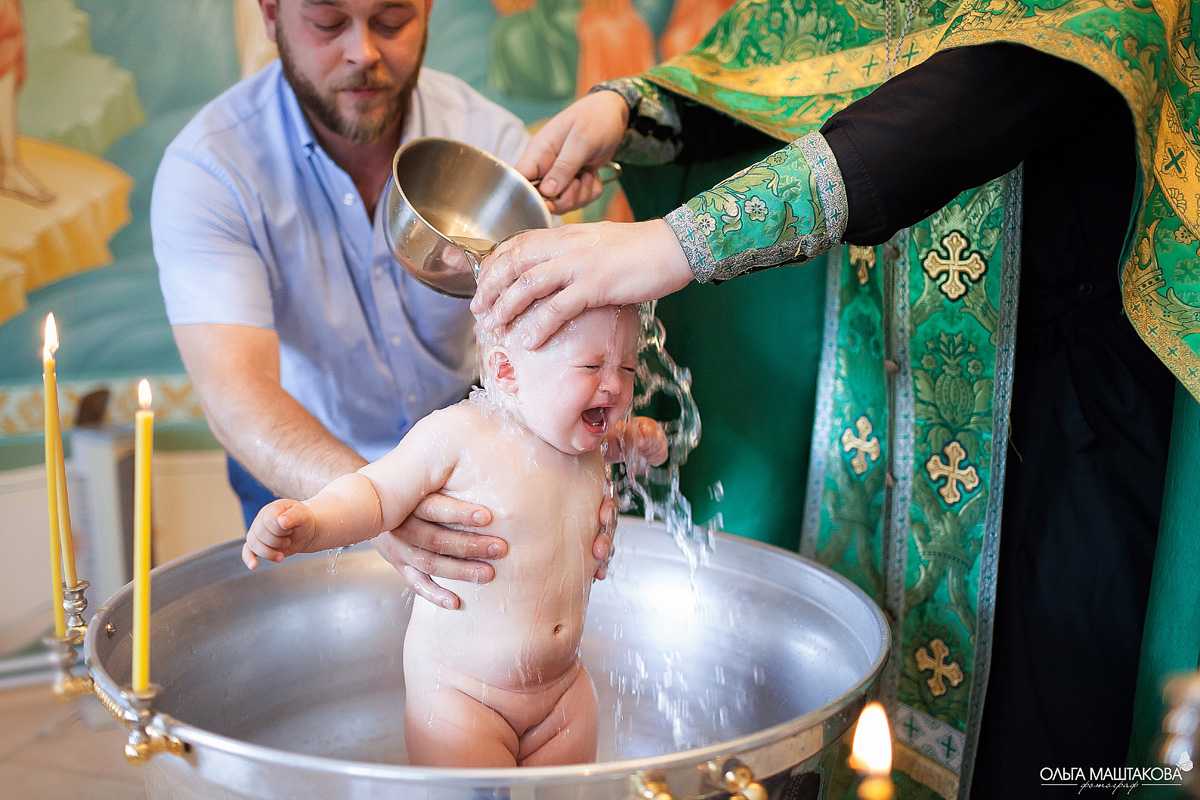 После крещения младенца. Таинство Миропомазания. Крещение ребенка. Крещение в православии. Миропомазание младенца.