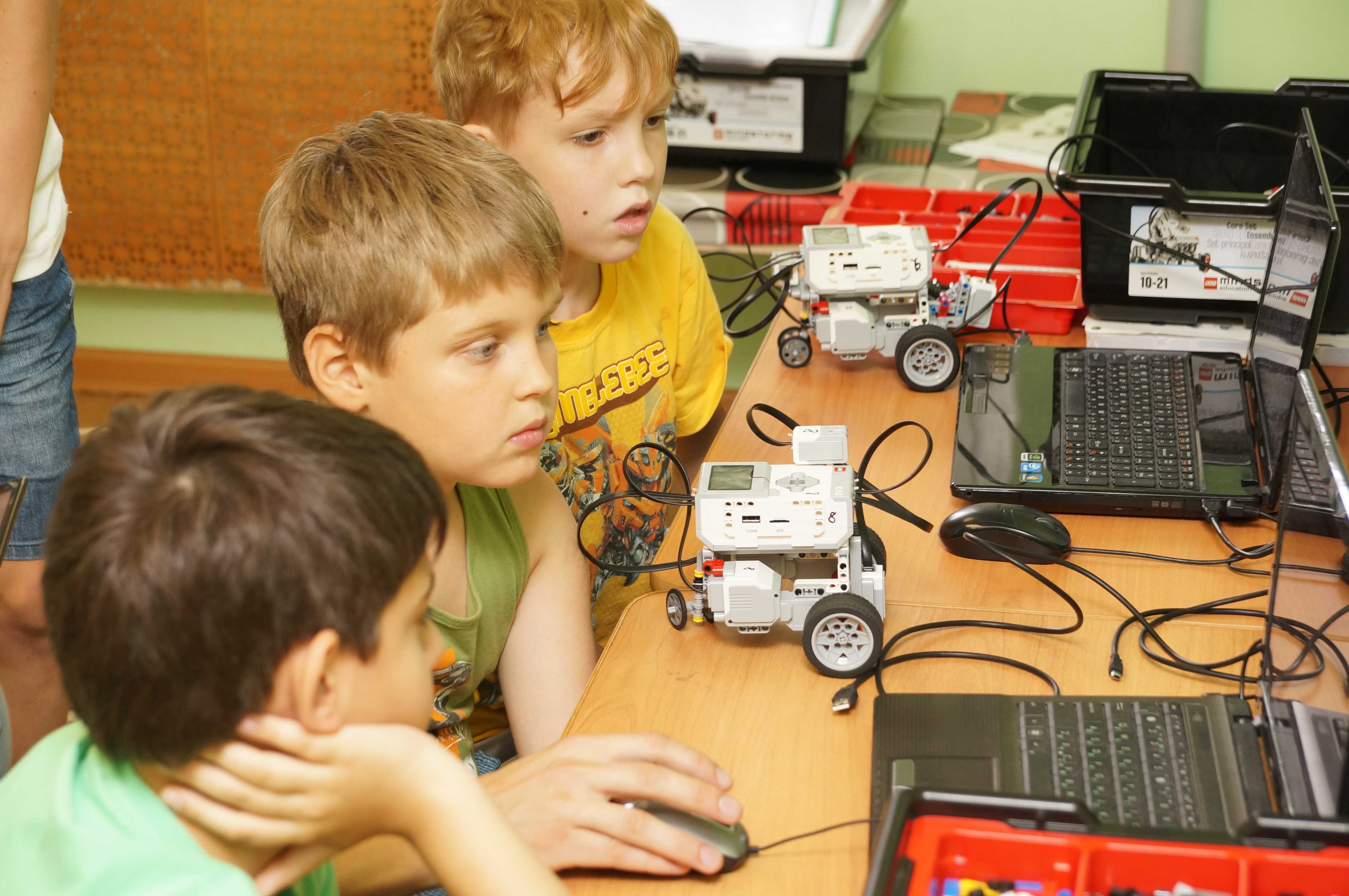 В кружке робототехники занимаются ученики. Робототехника для детей. Занятия по робототехнике для детей. Кружок робототехники для детей. Что такое робототехника для школьников.