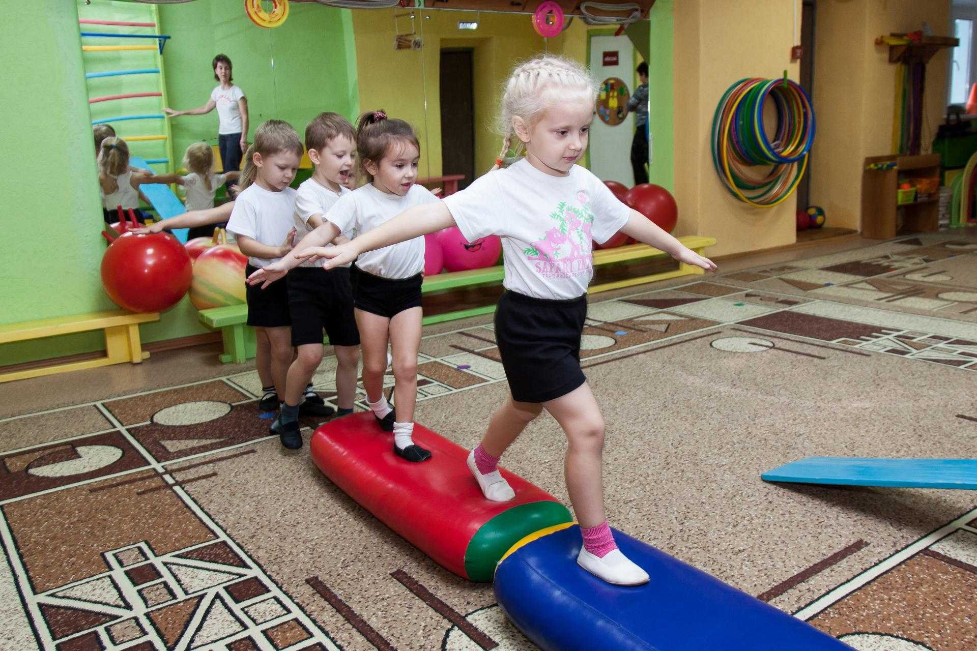Развитие движений средняя. Физкультурные занятия в детском саду. Занятия физкультурой в детском саду. Дети на занятии в детском саду. Дети на физкультуре в детском саду.