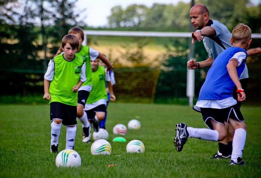 Как самостоятельно научить ребенка играть в футбол