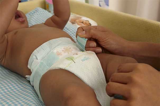 Как менять подгузник новорожденному: основные правила и рекомендации для родителей