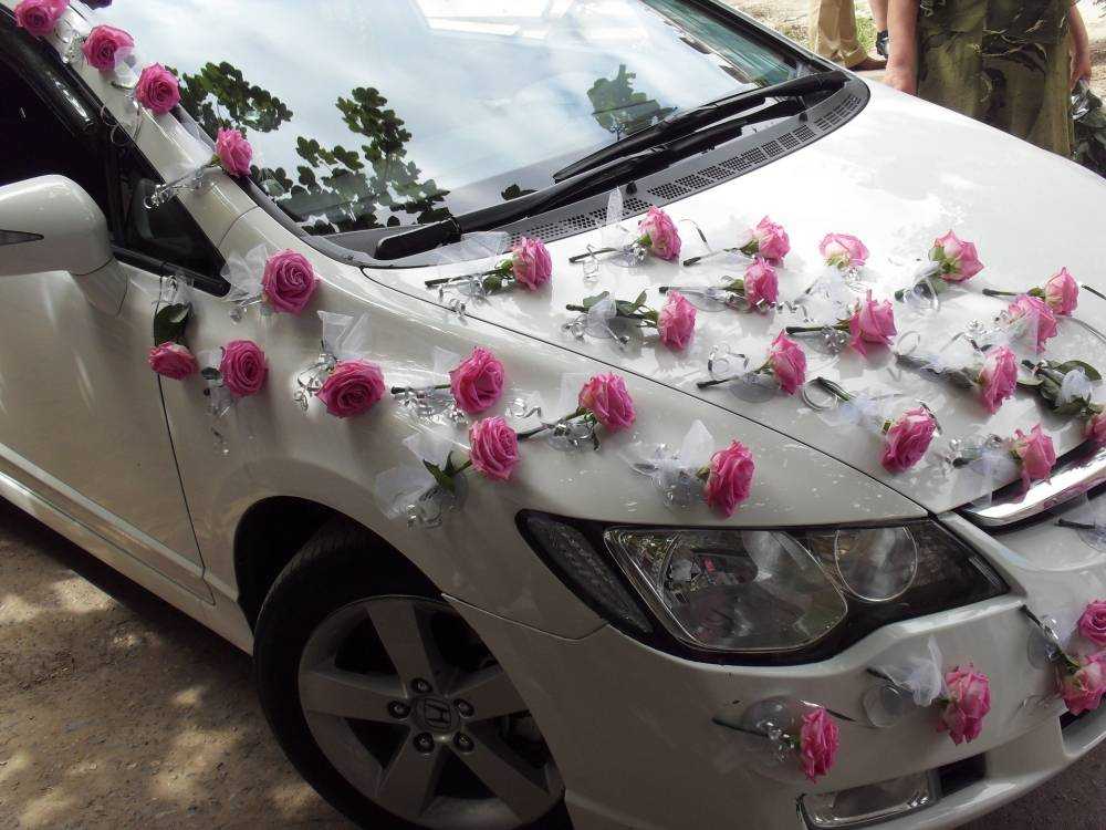 Как украсить капот машины фатином. способы закрепить украшения на автомобиль для свадьбы - варианты атрибутов, рекомендации