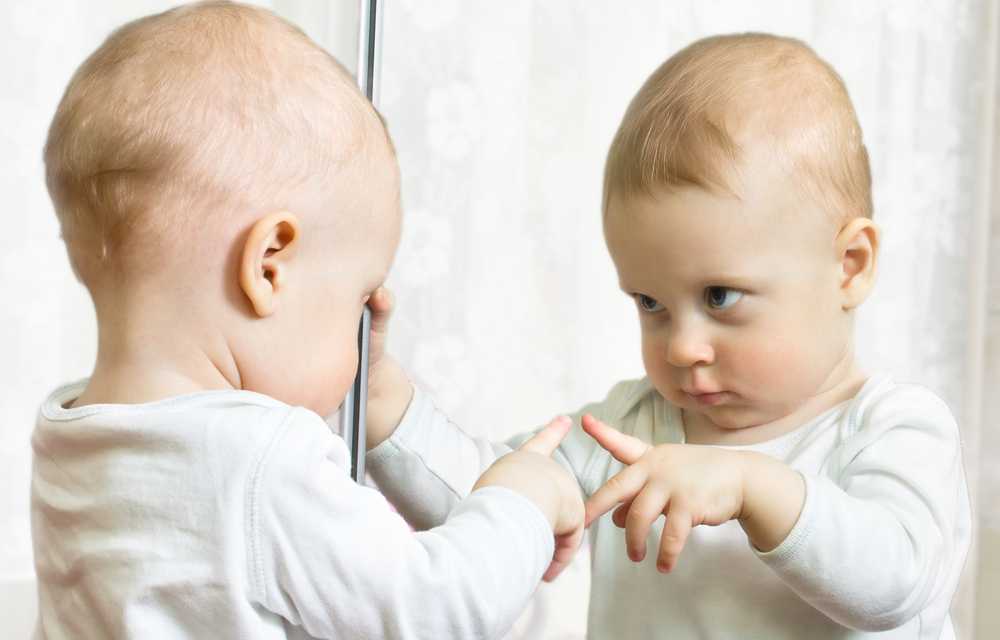 Почему нельзя показывать новорожденного в зеркало: объективные причины и суеверия